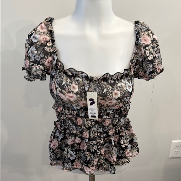 Francesca's Collections Tops - Francesca’s Mi Ami small puff sleeve Floral Black Pink Women's Top